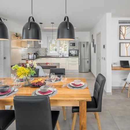 Beautiful Home In Tinjan With Jacuzzi Exteriör bild