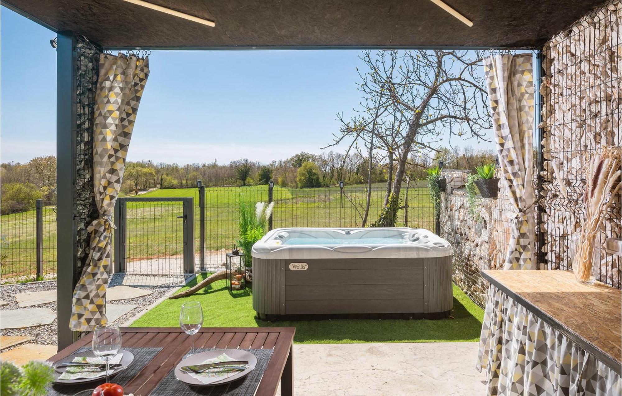 Beautiful Home In Tinjan With Jacuzzi Exteriör bild
